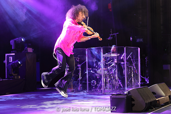 Ara Malikian (Alcúdia Jazz Festival. 2025-09-12) Por José Luis Luna Rocafort [INSTANTZZ AKA Galería fotográfica AKA Fotoblog de jazz, impro… y algo más] - Tomajazz - Ara Malikian actuó en Alcúdia Jazz Festival 2025. José Luis Luna Rocafort lo retrata en INSTANTZZ. Actuaron Ara Malikian, Iván "Melón" Lewis, Dayan Abad García, Iván Ruiz Machado, Georvis Pico Millán