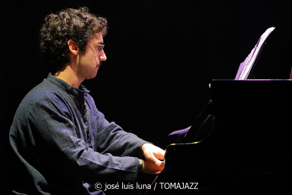 Pere Bujosa Trío (10 Fira B! Teatre Principal de Palma. 2025-11-06) Por José Luis Luna Rocafort [INSTANTZZ AKA Galería fotográfica AKA Fotoblog de jazz, impro… y algo más] - Tomajazz - Pere Bujosa Trío actuó en el 10 Fira B! en el Teatre Principal de Palma el 6 de noviembre de 2025. José Luis Luna Rocafort lo retrata en INSTANTZZ. Actuaron Pere Bujosa, Diego Hervalejo, Lluís Naval