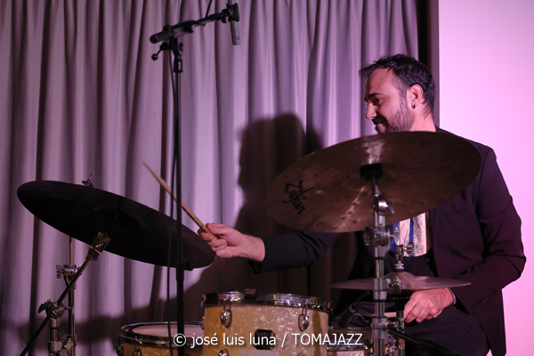 K 12 (10 Fira B! Hotel Saratoga. Palma. 2025-11-06) Por José Luis Luna Rocafort [INSTANTZZ AKA Galería fotográfica AKA Fotoblog de jazz, impro… y algo más] - Tomajazz - K 12 actuó en 10 Fira B! en el Hotel Saratoga de Palma, el 6 de noviembre de 2025. José Luis Luna Rocafort los retrata en INSTANTZZ. Actuaron Gori Matas, Marko Lohikari, Teo Salvà