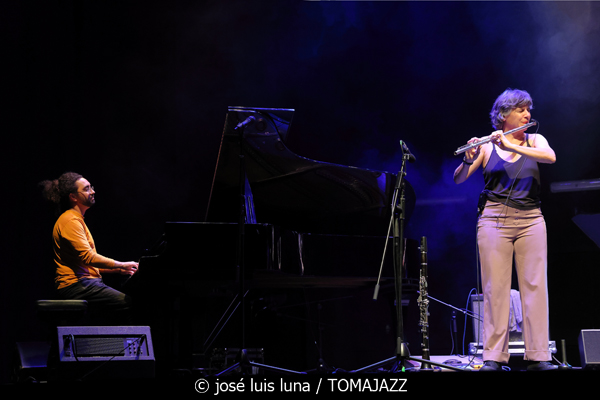Carmen Vela Quartet (10 Fira B! Teatre Principal de Palma. 2025-11-06) Por José Luis Luna Rocafort [INSTANTZZ AKA Galería fotográfica AKA Fotoblog de jazz, impro… y algo más] - Tomajazz - Carmen Vela Quartet actuó en 10 Fira B! en el Teatre Principal de Palma el 6 de noviembre de 2025. José Luis Luna Rocafort lo retrata en INSTANTZZ. Actuaron Carmen Vela,