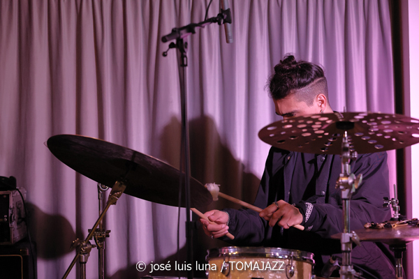 The Apple Thief (10 Fira B! Teatre Principal de Palma. 2025-11-06) Por José Luis Luna Rocafort [INSTANTZZ AKA Galería fotográfica AKA Fotoblog de jazz, impro… y algo más] - Tomajazz - The Apple Thief actuó en 10 Fira B! en el Teatre Principal de Palma, el 6 de noviembre de 2025. José Luis Luna Rocafort lo retrata en INSTANTZZ. Actuaron Josep Pou, Ferran Rico, Arthur Ponsà