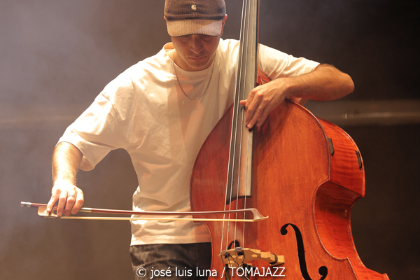 Clélya Abraham Quartet (10 Fira B! Teatre Principal de Palma. 2025-11-06) Por José Luis Luna Rocafort [INSTANTZZ AKA Galería fotográfica AKA Fotoblog de jazz, impro… y algo más] - Tomajazz - Clélya Abraham Quartet actuó en el 10 Fira B! en el Teatre Principal de Palma, el 6 de noviembre de 2025. José Luis Luna Rocafort lo retrata en INSTANTZZ. Actuaron Clélya Abraham, Kévin Lazakis, Samuel F'Hima, Julien Roger