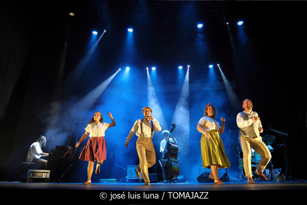 Ovella Negra (10 Fira B! Teatre Principal de Palma. 2025-11-06) Por José Luis Luna Rocafort [INSTANTZZ AKA Galería fotográfica AKA Fotoblog de jazz, impro… y algo más] - Tomajazz - Ovella Negra participó en el 10 Fira B! en el Teatre Principal de Palma el 6 de noviembre de 2025. José Luis Luna Rocafort retrata su actuación en INSTANTZZ. Intervinieron Joan Frontera, Pablo Di Salvo, Teo Salvà, Blanca Ribas, Carme Roig, Catalina Barceló, Gabriel Hernández, Joana Maria Seguí, Viçenc Marí