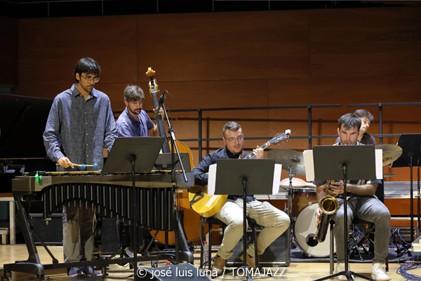 Big Band del Conservatori Superior de Música de les Illes Balears (Auditori del Conservatori Superior de Música de les Illes Balears. Palma. 2025-11-14) Por José Luis Luna Rocafort [INSTANTZZ AKA Galería fotográfica AKA Fotoblog de jazz, impro… y algo más] - Tomajazz - La Big Band del Conservatori Superior de Música de les Illes Balears actuó en el Auditori del Conservatori Superior de Música de les Illes Balears de Palma el 14 de noviembre de 2025. José Luis Luna Rocafort lo retrata en INSTANTZZ. Dirigió la Big Band Lluc Casares