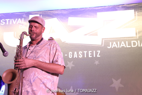 Triplanetas - Enrique Oliver Trío (48 Festival de Jazz de Vitoria. 2025-07-15) Por José Luis Luna Rocafort [INSTANTZZ AKA Galería fotográfica AKA Fotoblog de jazz, impro… y algo más] - Tomajazz - Triplanetas - Enrique Oliver Trío participaron en el 48 Festival de Jazz de Vitoria 2025, en el programa Club de Jazz. José Luis Luna Rocafort retrata la actuación en INSTANTZZ. Triplanetas son Daahoud Salim, Julián Sánchez:, Bori Albero. Enrique Oliver Trío son Enrique Oliver, Bori Albero, Andreu Pitarch