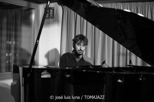 Tinons March (Reapertura Blue Jazz Club. Hotel Saratoga. Palma. 2025-10-30) Por José Luis Luna Rocafort [INSTANTZZ AKA Galería fotográfica AKA Fotoblog de jazz, impro… y algo más] - Tomajazz - Tinons March actuó en la reapertura del Blue Jazz Club del Hotel Saratoga (Palma), el 30 de octubre de 2025. José Luis Luna Rocafort retrata el concierto en INSTANTZZ. Actuaron Tinons March, Jaume Riera, Teo Salvà