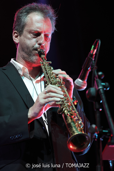 Escalandrum (37 Eivissa Jazz 2025. Baluard de Santa Llúcia. Eivissa. 2025-09-06) Por José Luis Luna Rocafort [INSTANTZZ AKA Galería fotográfica AKA Fotoblog de jazz, impro… y algo más] - Tomajazz - Escalandrum actuó en el 37 Eivissa Jazz el 6 de septiembre de 2025. José Luis Luna Rocafort lo retrata en INSTANTZZ. Escalandrum son Daniel Piazolla, Nicolás Guerschberg, Damián Fogiel, Gustavo Musso, Martín Pantyrer, Mariano Sivori