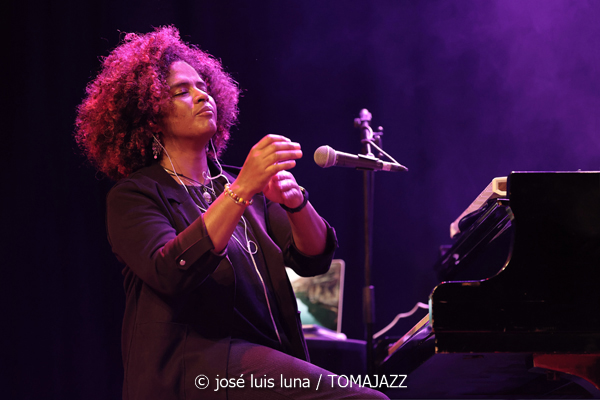 Ana Carla Maza (Trui Teatre. Palma. 2025-10-17) Por José Luis Luna Rocafort [INSTANTZZ AKA Galería fotográfica AKA Fotoblog de jazz, impro… y algo más] - Tomajazz - Ana Carla Maza actuó en Trui Teatre de Palma el 17 de octubre de 2025. José Luis Luna Rocafort retrata el concierto en INSTANTZZ. Actuaron Ana Carla Maza, Mily Pérez, Jai Kalo Sánchez