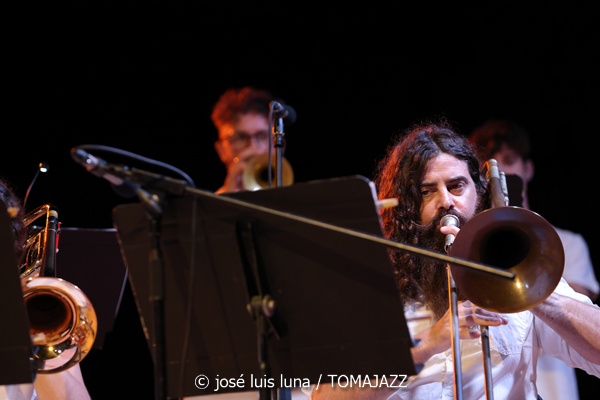 Big Band Ciutat d'Eivissa (37 Eivissa Jazz 2025. Parc Reina Sofía. Eivissa. 2025-09-03) Por José Luis Luna Rocafort [INSTANTZZ AKA Galería fotográfica AKA Fotoblog de jazz, impro… y algo más] - Tomajazz - Big Band Ciutat d'Eivissa actuó en el 37 Eivissa Jazz 2025. José Luis Luna Rocafort lo retrata en INSTANTZZ