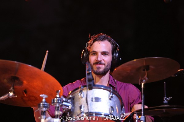 Claudia Bardagí (37 Eivissa Jazz 2025. Parc Reina Sofía. Eivissa. 2025-09-03) Por José Luis Luna Rocafort [INSTANTZZ AKA Galería fotográfica AKA Fotoblog de jazz, impro… y algo más] - Tomajazz - Claudia Bardagí actuó en el 37 Eivissa Jazz 2025, el 3 de septiembre. José Luis Luna Rocafort lo retrata en INSTANTZZ. Actuaron Claudia Bardagí, Joan Carles Marí, Cece Giannotti, Publio Delgado, Martin Laportilla