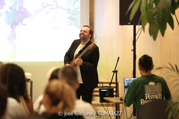 Geometrical Sardine (CaixaForum. Palma. 2025-10-24) Por José Luis Luna Rocafort [INSTANTZZ AKA Galería fotográfica AKA Fotoblog de jazz, impro… y algo más] - Tomajazz - Geometrical Sardine actuó en CaixaForum Palma, el 24 de octubre de 2025. José Luis Luna Rocafort lo retrata en INSTANTZZ. Intervinieron Jaume Rosselló, Joan Roca, Pep Aspas, Toni Cobos