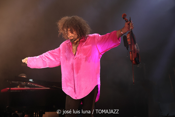 Ara Malikian (Alcúdia Jazz Festival. 2025-09-12) Por José Luis Luna Rocafort [INSTANTZZ AKA Galería fotográfica AKA Fotoblog de jazz, impro… y algo más] - Tomajazz - Ara Malikian actuó en Alcúdia Jazz Festival 2025. José Luis Luna Rocafort lo retrata en INSTANTZZ. Actuaron Ara Malikian, Iván "Melón" Lewis, Dayan Abad García, Iván Ruiz Machado, Georvis Pico Millán