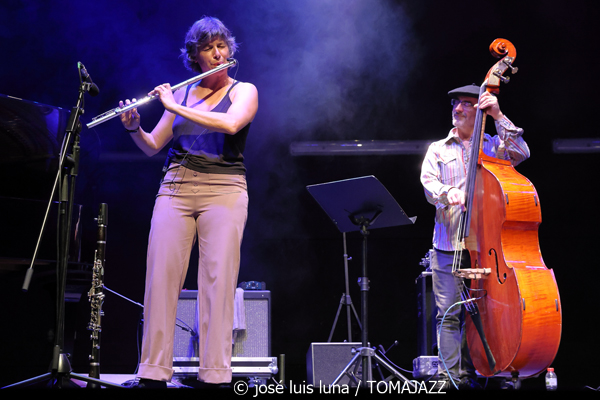 Carmen Vela Quartet (10 Fira B! Teatre Principal de Palma. 2025-11-06) Por José Luis Luna Rocafort [INSTANTZZ AKA Galería fotográfica AKA Fotoblog de jazz, impro… y algo más] - Tomajazz - Carmen Vela Quartet actuó en 10 Fira B! en el Teatre Principal de Palma el 6 de noviembre de 2025. José Luis Luna Rocafort lo retrata en INSTANTZZ. Actuaron Carmen Vela,