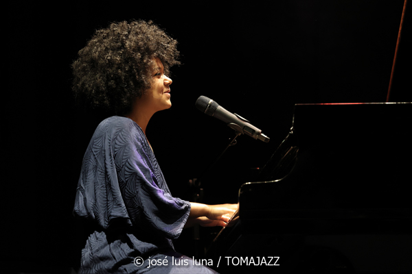 Clélya Abraham Quartet (10 Fira B! Teatre Principal de Palma. 2025-11-06) Por José Luis Luna Rocafort [INSTANTZZ AKA Galería fotográfica AKA Fotoblog de jazz, impro… y algo más] - Tomajazz - Clélya Abraham Quartet actuó en el 10 Fira B! en el Teatre Principal de Palma, el 6 de noviembre de 2025. José Luis Luna Rocafort lo retrata en INSTANTZZ. Actuaron Clélya Abraham, Kévin Lazakis, Samuel F'Hima, Julien Roger