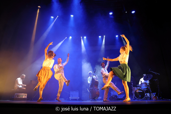 Ovella Negra (10 Fira B! Teatre Principal de Palma. 2025-11-06) Por José Luis Luna Rocafort [INSTANTZZ AKA Galería fotográfica AKA Fotoblog de jazz, impro… y algo más] - Tomajazz - Ovella Negra participó en el 10 Fira B! en el Teatre Principal de Palma el 6 de noviembre de 2025. José Luis Luna Rocafort retrata su actuación en INSTANTZZ. Intervinieron Joan Frontera, Pablo Di Salvo, Teo Salvà, Blanca Ribas, Carme Roig, Catalina Barceló, Gabriel Hernández, Joana Maria Seguí, Viçenc Marí