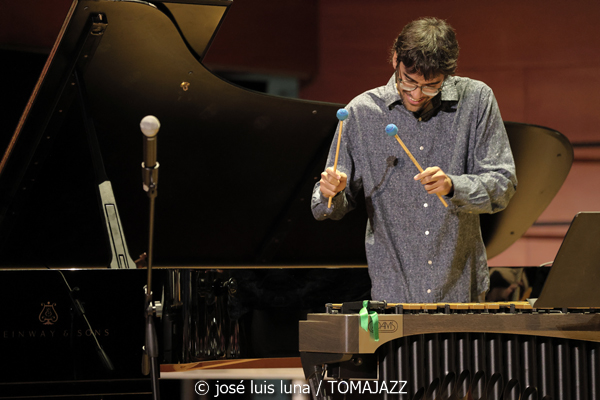 Big Band del Conservatori Superior de Música de les Illes Balears (Auditori del Conservatori Superior de Música de les Illes Balears. Palma. 2025-11-14) Por José Luis Luna Rocafort [INSTANTZZ AKA Galería fotográfica AKA Fotoblog de jazz, impro… y algo más] - Tomajazz - La Big Band del Conservatori Superior de Música de les Illes Balears actuó en el Auditori del Conservatori Superior de Música de les Illes Balears de Palma el 14 de noviembre de 2025. José Luis Luna Rocafort lo retrata en INSTANTZZ. Dirigió la Big Band Lluc Casares