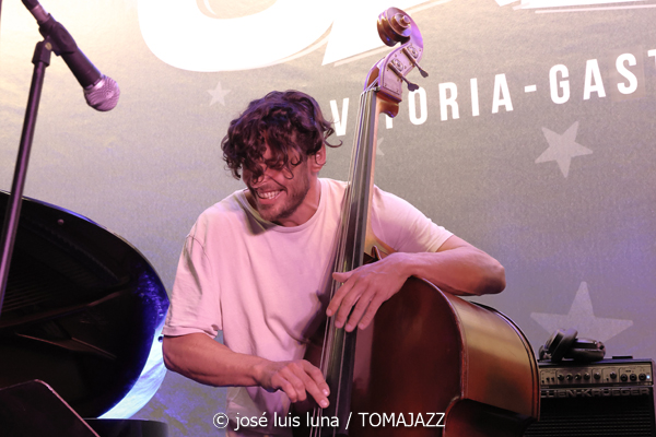 Triplanetas - Enrique Oliver Trío (48 Festival de Jazz de Vitoria. 2025-07-15) Por José Luis Luna Rocafort [INSTANTZZ AKA Galería fotográfica AKA Fotoblog de jazz, impro… y algo más] - Tomajazz - Triplanetas - Enrique Oliver Trío participaron en el 48 Festival de Jazz de Vitoria 2025, en el programa Club de Jazz. José Luis Luna Rocafort retrata la actuación en INSTANTZZ. Triplanetas son Daahoud Salim, Julián Sánchez:, Bori Albero. Enrique Oliver Trío son Enrique Oliver, Bori Albero, Andreu Pitarch