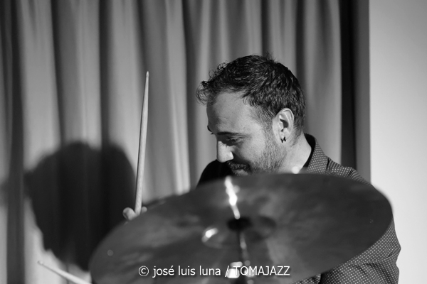 Tinons March (Reapertura Blue Jazz Club. Hotel Saratoga. Palma. 2025-10-30) Por José Luis Luna Rocafort [INSTANTZZ AKA Galería fotográfica AKA Fotoblog de jazz, impro… y algo más] - Tomajazz - Tinons March actuó en la reapertura del Blue Jazz Club del Hotel Saratoga (Palma), el 30 de octubre de 2025. José Luis Luna Rocafort retrata el concierto en INSTANTZZ. Actuaron Tinons March, Jaume Riera, Teo Salvà