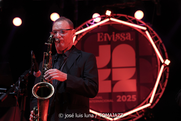 Escalandrum (37 Eivissa Jazz 2025. Baluard de Santa Llúcia. Eivissa. 2025-09-06) Por José Luis Luna Rocafort [INSTANTZZ AKA Galería fotográfica AKA Fotoblog de jazz, impro… y algo más] - Tomajazz - Escalandrum actuó en el 37 Eivissa Jazz el 6 de septiembre de 2025. José Luis Luna Rocafort lo retrata en INSTANTZZ. Escalandrum son Daniel Piazolla, Nicolás Guerschberg, Damián Fogiel, Gustavo Musso, Martín Pantyrer, Mariano Sivori