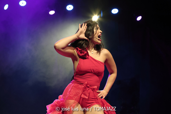 Ana Carla Maza (Trui Teatre. Palma. 2025-10-17) Por José Luis Luna Rocafort [INSTANTZZ AKA Galería fotográfica AKA Fotoblog de jazz, impro… y algo más] - Tomajazz - Ana Carla Maza actuó en Trui Teatre de Palma el 17 de octubre de 2025. José Luis Luna Rocafort retrata el concierto en INSTANTZZ. Actuaron Ana Carla Maza, Mily Pérez, Jai Kalo Sánchez
