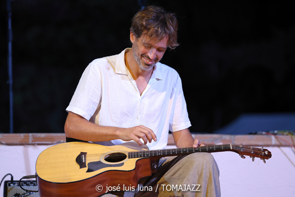 Claudia Bardagí (37 Eivissa Jazz 2025. Parc Reina Sofía. Eivissa. 2025-09-03) Por José Luis Luna Rocafort [INSTANTZZ AKA Galería fotográfica AKA Fotoblog de jazz, impro… y algo más] - Tomajazz - Claudia Bardagí actuó en el 37 Eivissa Jazz 2025, el 3 de septiembre. José Luis Luna Rocafort lo retrata en INSTANTZZ. Actuaron Claudia Bardagí, Joan Carles Marí, Cece Giannotti, Publio Delgado, Martin Laportilla