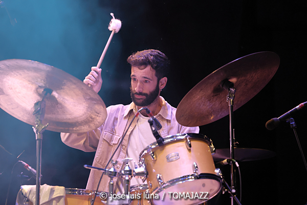 Pere Bujosa Trío (10 Fira B! Teatre Principal de Palma. 2025-11-06) Por José Luis Luna Rocafort [INSTANTZZ AKA Galería fotográfica AKA Fotoblog de jazz, impro… y algo más] - Tomajazz - Pere Bujosa Trío actuó en el 10 Fira B! en el Teatre Principal de Palma el 6 de noviembre de 2025. José Luis Luna Rocafort lo retrata en INSTANTZZ. Actuaron Pere Bujosa, Diego Hervalejo, Lluís Naval