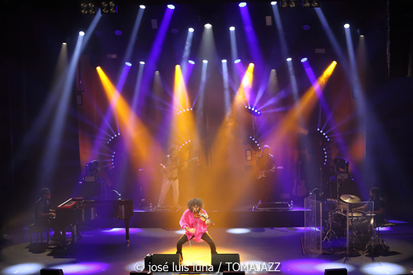 Ara Malikian (Alcúdia Jazz Festival. 2025-09-12) Por José Luis Luna Rocafort [INSTANTZZ AKA Galería fotográfica AKA Fotoblog de jazz, impro… y algo más] - Tomajazz - Ara Malikian actuó en Alcúdia Jazz Festival 2025. José Luis Luna Rocafort lo retrata en INSTANTZZ. Actuaron Ara Malikian, Iván "Melón" Lewis, Dayan Abad García, Iván Ruiz Machado, Georvis Pico Millán