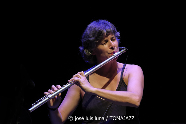 Carmen Vela Quartet (10 Fira B! Teatre Principal de Palma. 2025-11-06) Por José Luis Luna Rocafort [INSTANTZZ AKA Galería fotográfica AKA Fotoblog de jazz, impro… y algo más] - Tomajazz - Carmen Vela Quartet actuó en 10 Fira B! en el Teatre Principal de Palma el 6 de noviembre de 2025. José Luis Luna Rocafort lo retrata en INSTANTZZ. Actuaron Carmen Vela,