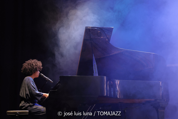 Clélya Abraham Quartet (10 Fira B! Teatre Principal de Palma. 2025-11-06) Por José Luis Luna Rocafort [INSTANTZZ AKA Galería fotográfica AKA Fotoblog de jazz, impro… y algo más] - Tomajazz - Clélya Abraham Quartet actuó en el 10 Fira B! en el Teatre Principal de Palma, el 6 de noviembre de 2025. José Luis Luna Rocafort lo retrata en INSTANTZZ. Actuaron Clélya Abraham, Kévin Lazakis, Samuel F'Hima, Julien Roger