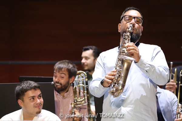 Big Band del Conservatori Superior de Música de les Illes Balears (Auditori del Conservatori Superior de Música de les Illes Balears. Palma. 2025-11-14) Por José Luis Luna Rocafort [INSTANTZZ AKA Galería fotográfica AKA Fotoblog de jazz, impro… y algo más] - Tomajazz - La Big Band del Conservatori Superior de Música de les Illes Balears actuó en el Auditori del Conservatori Superior de Música de les Illes Balears de Palma el 14 de noviembre de 2025. José Luis Luna Rocafort lo retrata en INSTANTZZ. Dirigió la Big Band Lluc Casares