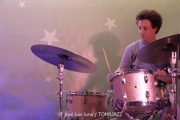 Triplanetas - Enrique Oliver Trío (48 Festival de Jazz de Vitoria. 2025-07-15) Por José Luis Luna Rocafort [INSTANTZZ AKA Galería fotográfica AKA Fotoblog de jazz, impro… y algo más] - Tomajazz - Triplanetas - Enrique Oliver Trío participaron en el 48 Festival de Jazz de Vitoria 2025, en el programa Club de Jazz. José Luis Luna Rocafort retrata la actuación en INSTANTZZ. Triplanetas son Daahoud Salim, Julián Sánchez:, Bori Albero. Enrique Oliver Trío son Enrique Oliver, Bori Albero, Andreu Pitarch