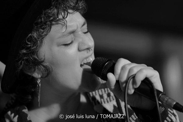 Tinons March (Reapertura Blue Jazz Club. Hotel Saratoga. Palma. 2025-10-30) Por José Luis Luna Rocafort [INSTANTZZ AKA Galería fotográfica AKA Fotoblog de jazz, impro… y algo más] - Tomajazz - Tinons March actuó en la reapertura del Blue Jazz Club del Hotel Saratoga (Palma), el 30 de octubre de 2025. José Luis Luna Rocafort retrata el concierto en INSTANTZZ. Actuaron Tinons March, Jaume Riera, Teo Salvà