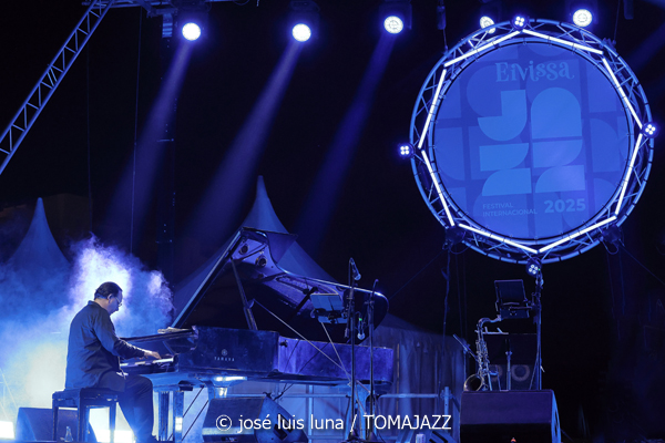 Escalandrum (37 Eivissa Jazz 2025. Baluard de Santa Llúcia. Eivissa. 2025-09-06) Por José Luis Luna Rocafort [INSTANTZZ AKA Galería fotográfica AKA Fotoblog de jazz, impro… y algo más] - Tomajazz - Escalandrum actuó en el 37 Eivissa Jazz el 6 de septiembre de 2025. José Luis Luna Rocafort lo retrata en INSTANTZZ. Escalandrum son Daniel Piazolla, Nicolás Guerschberg, Damián Fogiel, Gustavo Musso, Martín Pantyrer, Mariano Sivori