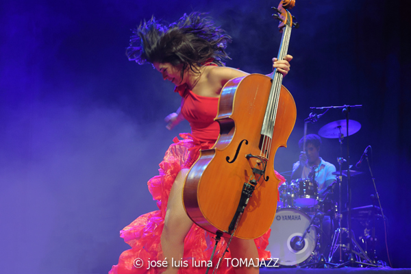 Ana Carla Maza (Trui Teatre. Palma. 2025-10-17) Por José Luis Luna Rocafort [INSTANTZZ AKA Galería fotográfica AKA Fotoblog de jazz, impro… y algo más] - Tomajazz - Ana Carla Maza actuó en Trui Teatre de Palma el 17 de octubre de 2025. José Luis Luna Rocafort retrata el concierto en INSTANTZZ. Actuaron Ana Carla Maza, Mily Pérez, Jai Kalo Sánchez