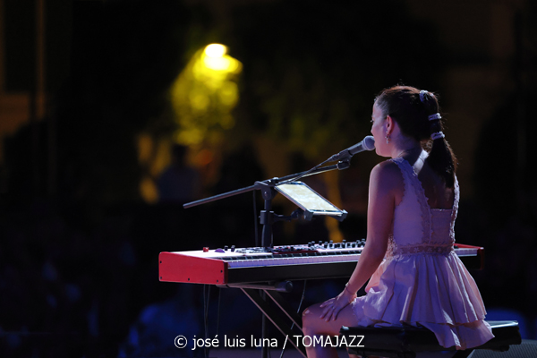 Claudia Bardagí (37 Eivissa Jazz 2025. Parc Reina Sofía. Eivissa. 2025-09-03) Por José Luis Luna Rocafort [INSTANTZZ AKA Galería fotográfica AKA Fotoblog de jazz, impro… y algo más] - Tomajazz - Claudia Bardagí actuó en el 37 Eivissa Jazz 2025, el 3 de septiembre. José Luis Luna Rocafort lo retrata en INSTANTZZ. Actuaron Claudia Bardagí, Joan Carles Marí, Cece Giannotti, Publio Delgado, Martin Laportilla