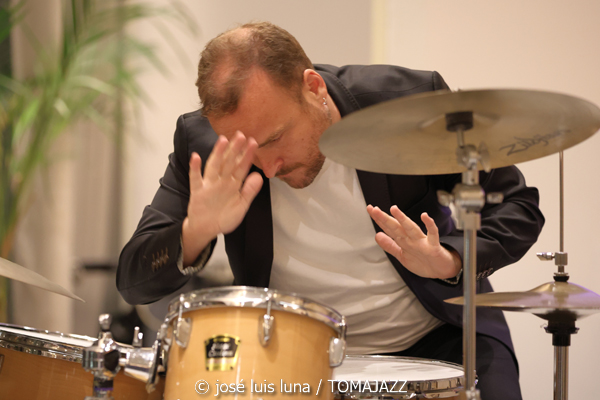 Geometrical Sardine (CaixaForum. Palma. 2025-10-24) Por José Luis Luna Rocafort [INSTANTZZ AKA Galería fotográfica AKA Fotoblog de jazz, impro… y algo más] - Tomajazz - Geometrical Sardine actuó en CaixaForum Palma, el 24 de octubre de 2025. José Luis Luna Rocafort lo retrata en INSTANTZZ. Intervinieron Jaume Rosselló, Joan Roca, Pep Aspas, Toni Cobos