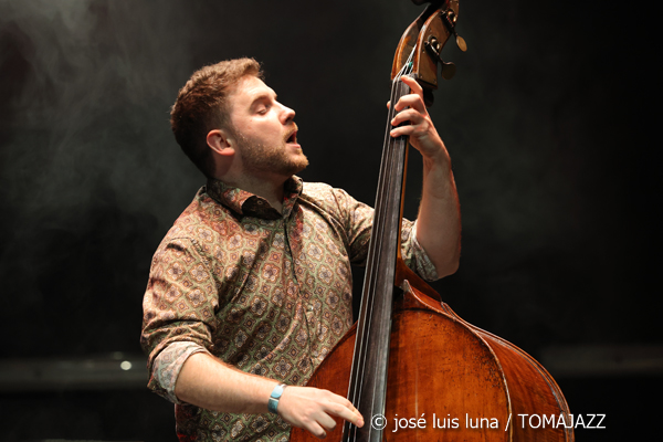 Pere Bujosa Trío (10 Fira B! Teatre Principal de Palma. 2025-11-06) Por José Luis Luna Rocafort [INSTANTZZ AKA Galería fotográfica AKA Fotoblog de jazz, impro… y algo más] - Tomajazz - Pere Bujosa Trío actuó en el 10 Fira B! en el Teatre Principal de Palma el 6 de noviembre de 2025. José Luis Luna Rocafort lo retrata en INSTANTZZ. Actuaron Pere Bujosa, Diego Hervalejo, Lluís Naval