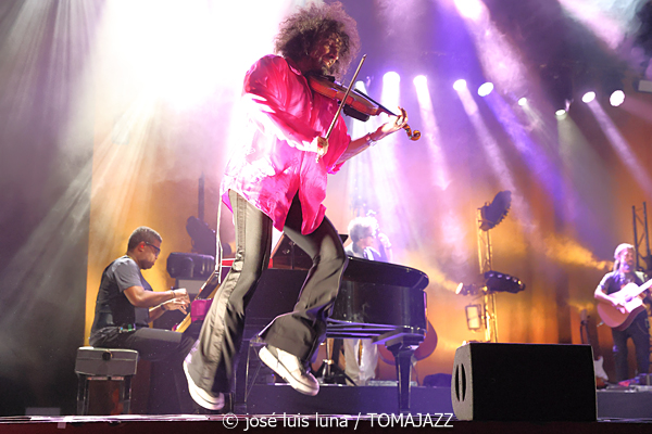 Ara Malikian (Alcúdia Jazz Festival. 2025-09-12) Por José Luis Luna Rocafort [INSTANTZZ AKA Galería fotográfica AKA Fotoblog de jazz, impro… y algo más] - Tomajazz - Ara Malikian actuó en Alcúdia Jazz Festival 2025. José Luis Luna Rocafort lo retrata en INSTANTZZ. Actuaron Ara Malikian, Iván "Melón" Lewis, Dayan Abad García, Iván Ruiz Machado, Georvis Pico Millán