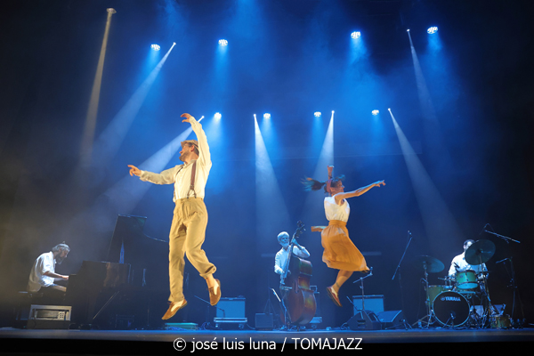 Ovella Negra (10 Fira B! Teatre Principal de Palma. 2025-11-06) Por José Luis Luna Rocafort [INSTANTZZ AKA Galería fotográfica AKA Fotoblog de jazz, impro… y algo más] - Tomajazz - Ovella Negra participó en el 10 Fira B! en el Teatre Principal de Palma el 6 de noviembre de 2025. José Luis Luna Rocafort retrata su actuación en INSTANTZZ. Intervinieron Joan Frontera, Pablo Di Salvo, Teo Salvà, Blanca Ribas, Carme Roig, Catalina Barceló, Gabriel Hernández, Joana Maria Seguí, Viçenc Marí