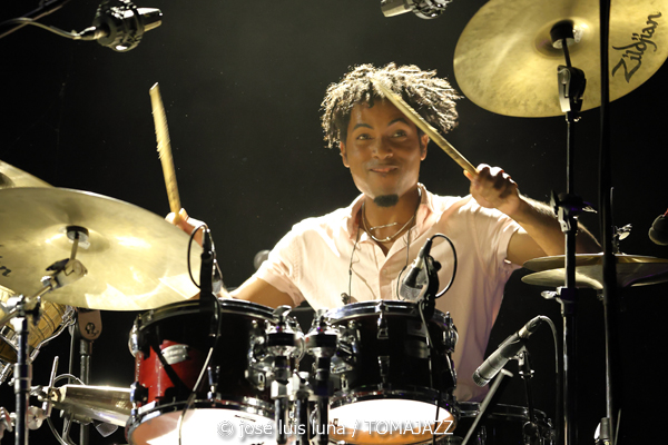 Ana Carla Maza (Trui Teatre. Palma. 2025-10-17) Por José Luis Luna Rocafort [INSTANTZZ AKA Galería fotográfica AKA Fotoblog de jazz, impro… y algo más] - Tomajazz - Ana Carla Maza actuó en Trui Teatre de Palma el 17 de octubre de 2025. José Luis Luna Rocafort retrata el concierto en INSTANTZZ. Actuaron Ana Carla Maza, Mily Pérez, Jai Kalo Sánchez