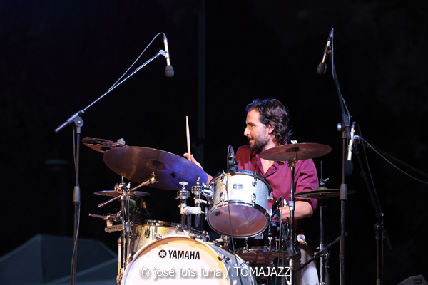 Claudia Bardagí (37 Eivissa Jazz 2025. Parc Reina Sofía. Eivissa. 2025-09-03) Por José Luis Luna Rocafort [INSTANTZZ AKA Galería fotográfica AKA Fotoblog de jazz, impro… y algo más] - Tomajazz - Claudia Bardagí actuó en el 37 Eivissa Jazz 2025, el 3 de septiembre. José Luis Luna Rocafort lo retrata en INSTANTZZ. Actuaron Claudia Bardagí, Joan Carles Marí, Cece Giannotti, Publio Delgado, Martin Laportilla