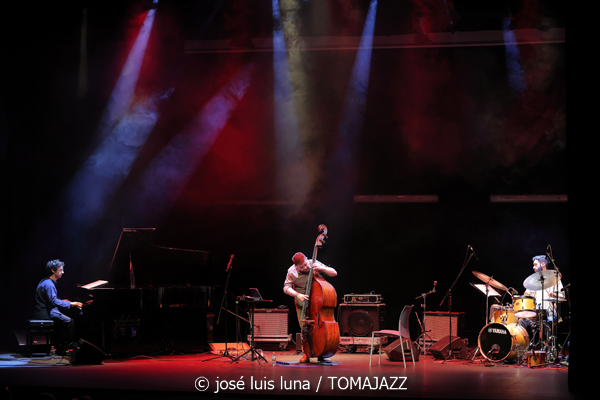 Pere Bujosa Trío (10 Fira B! Teatre Principal de Palma. 2025-11-06) Por José Luis Luna Rocafort [INSTANTZZ AKA Galería fotográfica AKA Fotoblog de jazz, impro… y algo más] - Tomajazz - Pere Bujosa Trío actuó en el 10 Fira B! en el Teatre Principal de Palma el 6 de noviembre de 2025. José Luis Luna Rocafort lo retrata en INSTANTZZ. Actuaron Pere Bujosa, Diego Hervalejo, Lluís Naval