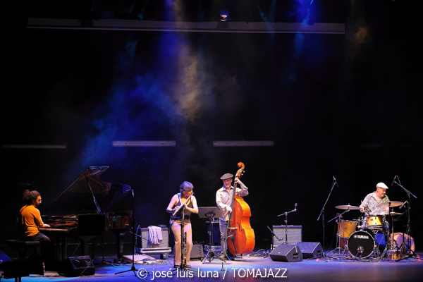 Carmen Vela Quartet (10 Fira B! Teatre Principal de Palma. 2025-11-06) Por José Luis Luna Rocafort [INSTANTZZ AKA Galería fotográfica AKA Fotoblog de jazz, impro… y algo más] - Tomajazz - Carmen Vela Quartet actuó en 10 Fira B! en el Teatre Principal de Palma el 6 de noviembre de 2025. José Luis Luna Rocafort lo retrata en INSTANTZZ. Actuaron Carmen Vela,