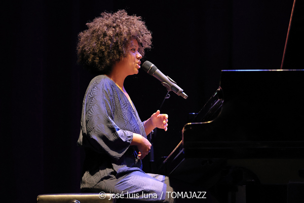 Clélya Abraham Quartet (10 Fira B! Teatre Principal de Palma. 2025-11-06) Por José Luis Luna Rocafort [INSTANTZZ AKA Galería fotográfica AKA Fotoblog de jazz, impro… y algo más] - Tomajazz - Clélya Abraham Quartet actuó en el 10 Fira B! en el Teatre Principal de Palma, el 6 de noviembre de 2025. José Luis Luna Rocafort lo retrata en INSTANTZZ. Actuaron Clélya Abraham, Kévin Lazakis, Samuel F'Hima, Julien Roger