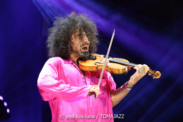 Ara Malikian (Alcúdia Jazz Festival. 2025-09-12) Por José Luis Luna Rocafort [INSTANTZZ AKA Galería fotográfica AKA Fotoblog de jazz, impro… y algo más] - Tomajazz - Ara Malikian actuó en Alcúdia Jazz Festival 2025. José Luis Luna Rocafort lo retrata en INSTANTZZ. Actuaron Ara Malikian, Iván "Melón" Lewis, Dayan Abad García, Iván Ruiz Machado, Georvis Pico Millán