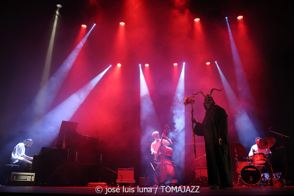 Ovella Negra (10 Fira B! Teatre Principal de Palma. 2025-11-06) Por José Luis Luna Rocafort [INSTANTZZ AKA Galería fotográfica AKA Fotoblog de jazz, impro… y algo más] - Tomajazz - Ovella Negra participó en el 10 Fira B! en el Teatre Principal de Palma el 6 de noviembre de 2025. José Luis Luna Rocafort retrata su actuación en INSTANTZZ. Intervinieron Joan Frontera, Pablo Di Salvo, Teo Salvà, Blanca Ribas, Carme Roig, Catalina Barceló, Gabriel Hernández, Joana Maria Seguí, Viçenc Marí