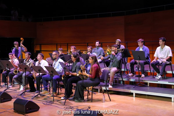Big Band del Conservatori Superior de Música de les Illes Balears (Auditori del Conservatori Superior de Música de les Illes Balears. Palma. 2025-11-14) Por José Luis Luna Rocafort [INSTANTZZ AKA Galería fotográfica AKA Fotoblog de jazz, impro… y algo más] - Tomajazz - La Big Band del Conservatori Superior de Música de les Illes Balears actuó en el Auditori del Conservatori Superior de Música de les Illes Balears de Palma el 14 de noviembre de 2025. José Luis Luna Rocafort lo retrata en INSTANTZZ. Dirigió la Big Band Lluc Casares