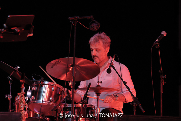 Escalandrum (37 Eivissa Jazz 2025. Baluard de Santa Llúcia. Eivissa. 2025-09-06) Por José Luis Luna Rocafort [INSTANTZZ AKA Galería fotográfica AKA Fotoblog de jazz, impro… y algo más] - Tomajazz - Escalandrum actuó en el 37 Eivissa Jazz el 6 de septiembre de 2025. José Luis Luna Rocafort lo retrata en INSTANTZZ. Escalandrum son Daniel Piazolla, Nicolás Guerschberg, Damián Fogiel, Gustavo Musso, Martín Pantyrer, Mariano Sivori