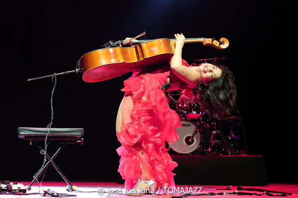 Ana Carla Maza (Trui Teatre. Palma. 2025-10-17) Por José Luis Luna Rocafort [INSTANTZZ AKA Galería fotográfica AKA Fotoblog de jazz, impro… y algo más] - Tomajazz - Ana Carla Maza actuó en Trui Teatre de Palma el 17 de octubre de 2025. José Luis Luna Rocafort retrata el concierto en INSTANTZZ. Actuaron Ana Carla Maza, Mily Pérez, Jai Kalo Sánchez