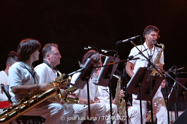 Big Band Ciutat d'Eivissa (37 Eivissa Jazz 2025. Parc Reina Sofía. Eivissa. 2025-09-03) Por José Luis Luna Rocafort [INSTANTZZ AKA Galería fotográfica AKA Fotoblog de jazz, impro… y algo más] - Tomajazz - Big Band Ciutat d'Eivissa actuó en el 37 Eivissa Jazz 2025. José Luis Luna Rocafort lo retrata en INSTANTZZ